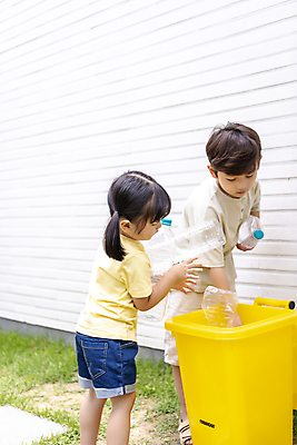포토 JPG 주간 전신 응시 여자 남자 행복 어린이 가족 함께함 남매 소녀 소년 상반신 야외 두명 앞모습 옆모습 자연보호 그린캠페인 한국인 버리기 분리수거 여동생 페트병 에코라이프 분리수거함 분리배출 오빠 어린이만 국내포토 자연요소 라이프스타일 시선 감정 캠페인 뷰포인트 컨셉 관계 모션 자연 사람 동양인 보호 에코 동생 수거함 병_담는 파일형식