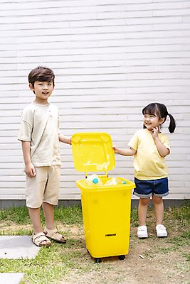 포토 JPG 주간 전신 응시 여자 남자 행복 어린이 가족 함께함 남매 서기 미소 소녀 소년 야외 두명 앞모습 자연보호 그린캠페인 한국인 잡기 여동생 에코라이프 분리수거함 분리배출 오빠 어린이만 국내포토 자연요소 라이프스타일 시선 감정 캠페인 뷰포인트 컨셉 관계 모션 자연 표정 사람 동양인 보호 에코 동생 수거함 파일형식