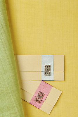 포토 JPG 스튜디오촬영 한국전통 명절 백그라운드 새해 전통소품 실내 사람없음 연두색 하이앵글 설날 노란색 직물 천 모시 질감 돈봉투 세뱃돈 용돈 원단샘플 국내포토 전통 기념일 뷰포인트 컬러 봉투 한국 내부 초록색 오브젝트 파일형식