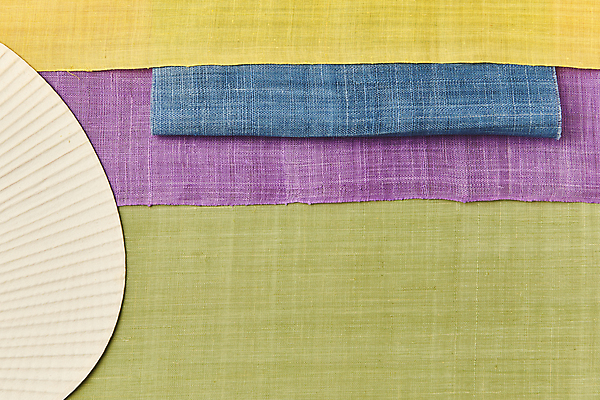 포토 JPG 스튜디오촬영 한국전통 백그라운드 전통소품 실내 사람없음 하이앵글 컬러풀 직물 천 배열 모시 질감 겹침 전통부채 원단샘플 국내포토 전통 뷰포인트 컬러 한국 내부 부채 오브젝트 파일형식