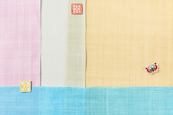 포토 JPG 스튜디오촬영 한국전통 나비 백그라운드 전통소품 실내 사람없음 하이앵글 컬러풀 전통문양 직물 천 배열 모시 질감 자수 겹침 원단샘플 나비장식 국내포토 전통 문양 뷰포인트 컬러 곤충 한국 내부 장식 오브젝트 파일형식