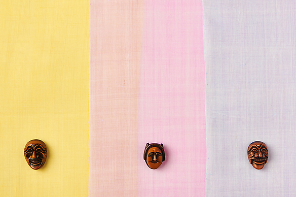 포토 JPG 스튜디오촬영 한국전통 분홍색 백그라운드 전통소품 실내 사람없음 하이앵글 노란색 보라색 직물 천 배열 모시 질감 일렬 하회탈 전통탈 겹침 각시탈 원단샘플 국내포토 전통 뷰포인트 컬러 한국 내부 오브젝트 탈 파일형식