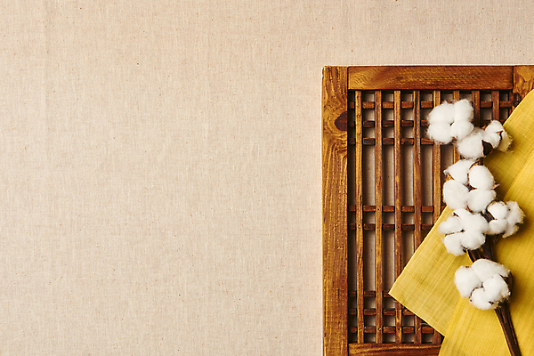 포토 JPG 스튜디오촬영 한국전통 백그라운드 전통소품 실내 사람없음 하이앵글 직물 천 모시 질감 창호문 목화꽃 원단샘플 목화솜 베이지색배경 국내포토 전통 꽃 뷰포인트 한국 내부 문 솜 오브젝트 베이지색 파일형식