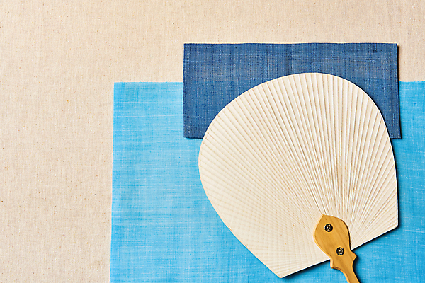 포토 JPG 스튜디오촬영 한국전통 백그라운드 전통소품 실내 사람없음 파란색 하이앵글 직물 천 배열 모시 질감 겹침 전통부채 원단샘플 베이지색배경 국내포토 전통 뷰포인트 컬러 한국 내부 부채 오브젝트 베이지색 파일형식
