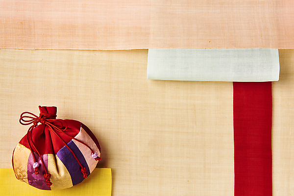 포토 JPG 스튜디오촬영 한국전통 백그라운드 새해 복주머니 전통소품 실내 사람없음 빨간색 하이앵글 주황색 직물 천 배열 모시 질감 겹침 색동 원단샘플 국내포토 전통 뷰포인트 컬러 한국 내부 오브젝트 파일형식