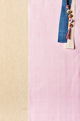 포토 JPG 스튜디오촬영 한국전통 분홍색 백그라운드 전통소품 실내 사람없음 하이앵글 직물 천 모시 노리개 질감 원단샘플 베이지색배경 국내포토 전통 뷰포인트 컬러 한국 내부 오브젝트 베이지색 파일형식