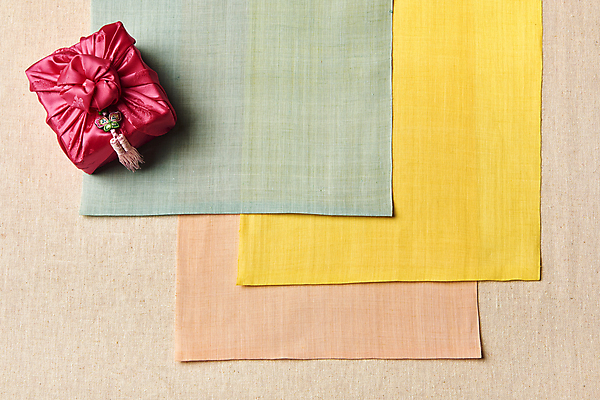 포토 JPG 스튜디오촬영 한국전통 백그라운드 전통소품 실내 사람없음 하이앵글 노란색 추석 주황색 직물 보자기 천 배열 모시 보따리 노리개 질감 겹침 옥색 베이지색 원단샘플 추석선물 국내포토 전통 명절 뷰포인트 컬러 한국 선물 내부 오브젝트 파일형식 천_직물 명절선물