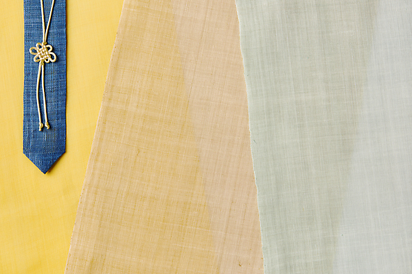 포토 JPG 스튜디오촬영 한국전통 백그라운드 실내 사람없음 하이앵글 노란색 주황색 회색 직물 천 모시 노리개 질감 겹침 원단샘플 국내포토 전통 뷰포인트 컬러 전통소품 한국 내부 파일형식