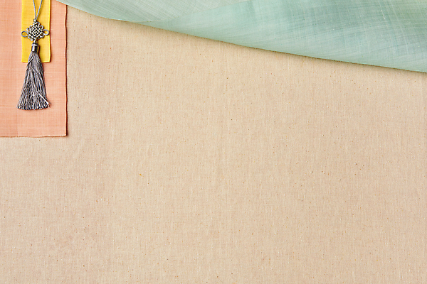 포토 JPG 스튜디오촬영 한국전통 백그라운드 전통소품 실내 사람없음 초록색 하이앵글 직물 천 모시 노리개 질감 겹침 원단샘플 베이지색배경 국내포토 전통 뷰포인트 컬러 한국 내부 오브젝트 베이지색 파일형식