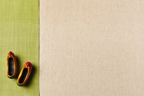 포토 JPG 스튜디오촬영 한국전통 백그라운드 전통소품 실내 사람없음 연두색 하이앵글 직물 천 모시 질감 한켤레 꽃신 원단샘플 베이지색배경 국내포토 1 전통 뷰포인트 신발 한국 내부 초록색 오브젝트 베이지색 파일형식