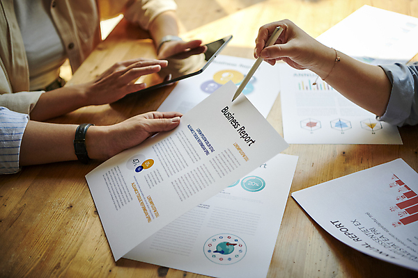 포토 JPG 손 여자 비즈니스 회의 협력 직장 실내 한명 들기 근접촬영 상반신 20대 성인 앞모습 신체부위 비즈니스라이프 태블릿 사무실 볼펜 자료 한국인 업무 비즈니스맨 비즈니스우먼 토론 회의실 보고서 문서 성인여자한명만 국내포토 1 라이프스타일 남자 뷰포인트 회사 모션 사람 동양인 청년 내부 전자제품 스마트기기 펜 작업 직장인 여자한명만 성인여자만 파일형식