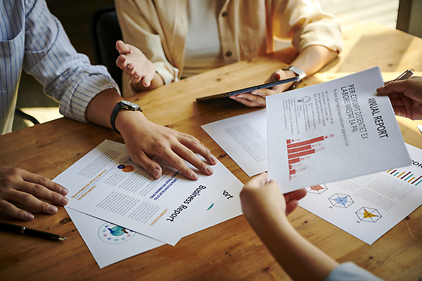 포토 JPG 손 여자 남자 40대 중년 비즈니스 회의 협력 직장 실내 들기 근접촬영 상반신 20대 성인 두명 앞모습 신체부위 비즈니스라이프 태블릿 사무실 볼펜 자료 한국인 업무 비즈니스맨 비즈니스우먼 토론 회의실 보고서 문서 국내포토 라이프스타일 뷰포인트 회사 모션 사람 동양인 청년 내부 전자제품 스마트기기 펜 작업 직장인 파일형식