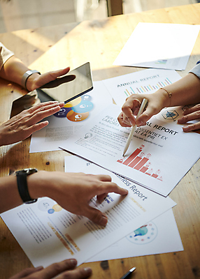 포토 JPG 손 비즈니스 회의 협력 직장 실내 들기 근접촬영 신체부위 비즈니스라이프 태블릿 사무실 볼펜 자료 가리킴 업무 비즈니스맨 비즈니스우먼 토론 회의실 보고서 문서 국내포토 라이프스타일 여자 남자 뷰포인트 회사 모션 사람 손짓 내부 전자제품 스마트기기 펜 작업 직장인 파일형식