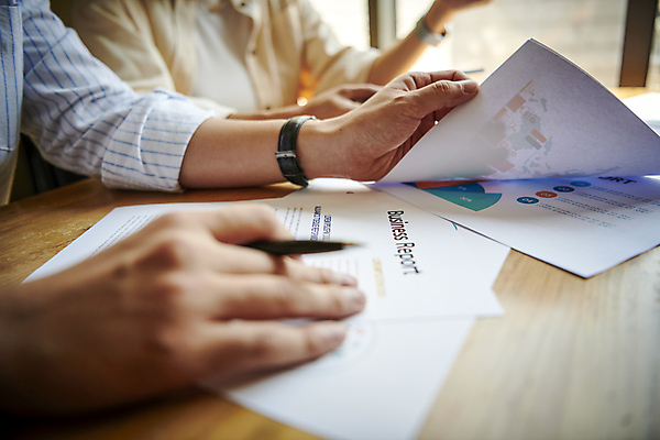 포토 JPG 손 여자 비즈니스 회의 협력 직장 실내 한명 근접촬영 상반신 20대 성인 옆모습 신체부위 비즈니스라이프 사무실 자료 한국인 잡기 업무 비즈니스맨 비즈니스우먼 소프트포커스 토론 회의실 보고서 문서 성인여자한명만 국내포토 1 라이프스타일 남자 뷰포인트 회사 모션 촬영기법 사람 동양인 청년 내부 작업 직장인 여자한명만 성인여자만 파일형식