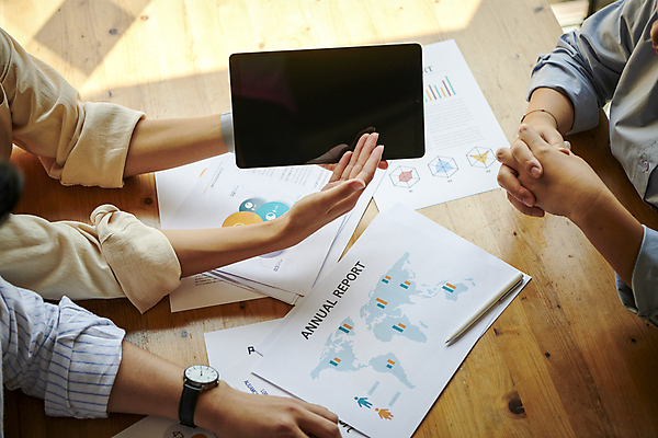 포토 1 라이프스타일 여자 남자 뷰포인트 중년 회사 비즈니스 모션 사람 동양인 손짓 성인 내부 신체부위 전자제품 스마트기기 펜 작업 직장인 여자한명만 중년여자만 파일형식 보여주기 볼펜 깍지 들기 옆모습 상반신 한명 중년여자한명만 40대 한국인 손 업무 사무실 협력 회의 실내 문서 태블릿 근접촬영 JPG 비즈니스우먼 비즈니스맨 비즈니스라이프 직장 자료 회의실 보고서 국내포토