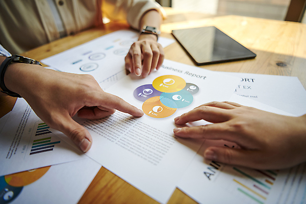 포토 JPG 손 여자 비즈니스 회의 협력 직장 실내 한명 근접촬영 상반신 20대 성인 앞모습 신체부위 비즈니스라이프 태블릿 사무실 자료 한국인 가리킴 업무 비즈니스맨 비즈니스우먼 선택 회의실 보고서 문서 성인여자한명만 국내포토 1 라이프스타일 남자 뷰포인트 컨셉 회사 사람 동양인 손짓 청년 내부 전자제품 스마트기기 작업 직장인 여자한명만 성인여자만 파일형식