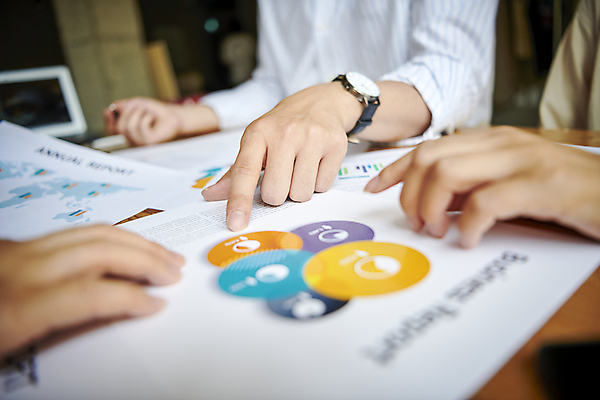 포토 JPG 손 남자 비즈니스 회의 협력 직장 실내 한명 근접촬영 상반신 20대 성인 옆모습 아웃포커스 신체부위 비즈니스라이프 사무실 자료 한국인 가리킴 업무 비즈니스맨 비즈니스우먼 선택 소프트포커스 회의실 보고서 문서 성인남자한명만 국내포토 1 라이프스타일 여자 뷰포인트 컨셉 회사 촬영기법 사람 동양인 손짓 청년 내부 작업 직장인 남자한명만 성인남자만 파일형식