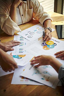 포토 1 라이프스타일 여자 남자 뷰포인트 회사 비즈니스 모션 사람 동양인 청년 내부 신체부위 전자제품 스마트기기 펜 작업 직장인 여자한명만 성인여자만 파일형식 잡기 들기 볼펜 옆모습 상반신 성인여자한명만 성인 한명 20대 한국인 손 업무 사무실 협력 회의 실내 문서 태블릿 근접촬영 JPG 비즈니스우먼 비즈니스맨 비즈니스라이프 직장 자료 회의실 보고서 국내포토