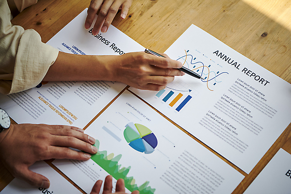 포토 라이프스타일 여자 남자 뷰포인트 회사 비즈니스 모션 사람 내부 신체부위 펜 작업 직장인 파일형식 들기 볼펜 그래프 손 업무 사무실 협력 회의 실내 근접촬영 JPG 비즈니스우먼 비즈니스맨 비즈니스라이프 직장 회의실 국내포토