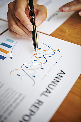 포토 JPG 손 비즈니스 회의 그래프 직장 실내 근접촬영 신체부위 비즈니스라이프 사무실 볼펜 자료 잡기 업무 비즈니스우먼 소프트포커스 국내포토 라이프스타일 여자 뷰포인트 회사 모션 촬영기법 사람 내부 펜 작업 직장인 파일형식