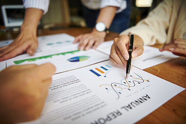 포토 JPG 손 여자 남자 비즈니스 회의 그래프 협력 직장 실내 근접촬영 상반신 20대 성인 두명 옆모습 아웃포커스 신체부위 비즈니스라이프 사무실 볼펜 한국인 하반신 잡기 업무 비즈니스맨 비즈니스우먼 회의실 성인만 국내포토 라이프스타일 뷰포인트 회사 모션 촬영기법 사람 동양인 청년 내부 펜 작업 직장인 파일형식