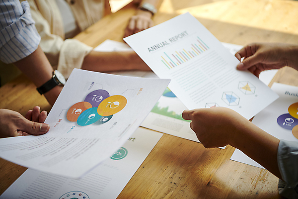 포토 1 라이프스타일 여자 남자 뷰포인트 회사 비즈니스 모션 촬영기법 사람 동양인 청년 내부 신체부위 작업 직장인 여자한명만 성인여자만 파일형식 확인 그래프 아웃포커스 잡기 들기 옆모습 상반신 성인여자한명만 성인 한명 20대 한국인 손 업무 사무실 협력 회의 실내 근접촬영 JPG 비즈니스우먼 비즈니스맨 비즈니스라이프 직장 회의실 국내포토