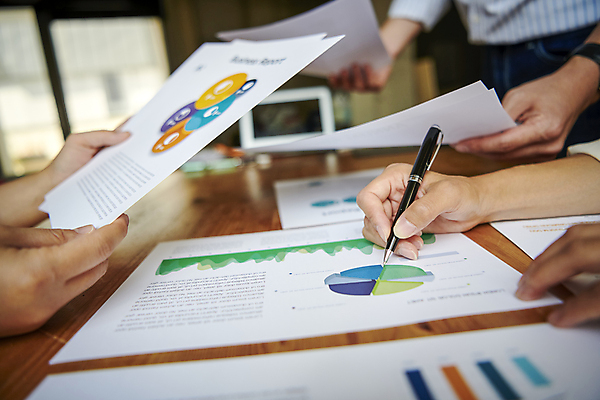 포토 JPG 손 남자 비즈니스 회의 그래프 협력 직장 실내 한명 들기 근접촬영 상반신 20대 성인 옆모습 아웃포커스 신체부위 비즈니스라이프 사무실 한국인 잡기 업무 비즈니스맨 비즈니스우먼 회의실 확인 성인남자한명만 국내포토 1 라이프스타일 여자 뷰포인트 회사 모션 촬영기법 사람 동양인 청년 내부 작업 직장인 남자한명만 성인남자만 파일형식