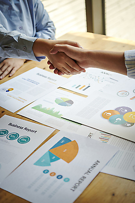 포토 JPG 손 여자 비즈니스 회의 협력 악수 직장 실내 협상 한명 근접촬영 상반신 20대 성인 옆모습 신체부위 비즈니스라이프 사무실 자료 한국인 업무 비즈니스맨 비즈니스우먼 창가 회의실 보고서 문서 성인여자한명만 국내포토 1 라이프스타일 남자 뷰포인트 회사 창문 사람 동양인 손짓 청년 내부 작업 직장인 여자한명만 성인여자만 파일형식