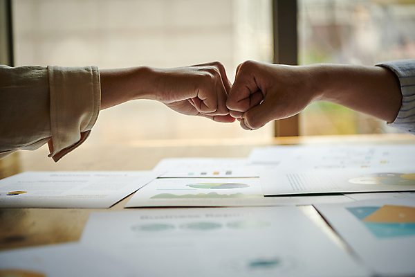 포토 JPG 손 비즈니스 회의 협력 직장 실내 협상 근접촬영 아웃포커스 신체부위 비즈니스라이프 사무실 자료 주먹 업무 비즈니스맨 비즈니스우먼 창가 회의실 보고서 문서 주먹인사 국내포토 라이프스타일 여자 남자 뷰포인트 포즈 회사 창문 모션 촬영기법 사람 내부 인사 작업 직장인 파일형식