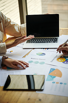 포토 JPG 손 여자 비즈니스 회의 협력 직장 실내 한명 손짓 근접촬영 상반신 20대 성인 옆모습 신체부위 비즈니스라이프 노트북 태블릿 사무실 볼펜 자료 한국인 업무 비즈니스맨 비즈니스우먼 창가 회의실 보고서 문서 보여주기 성인여자한명만 국내포토 1 라이프스타일 남자 뷰포인트 회사 창문 모션 사람 동양인 청년 내부 전자제품 스마트기기 펜 작업 직장인 여자한명만 성인여자만 파일형식