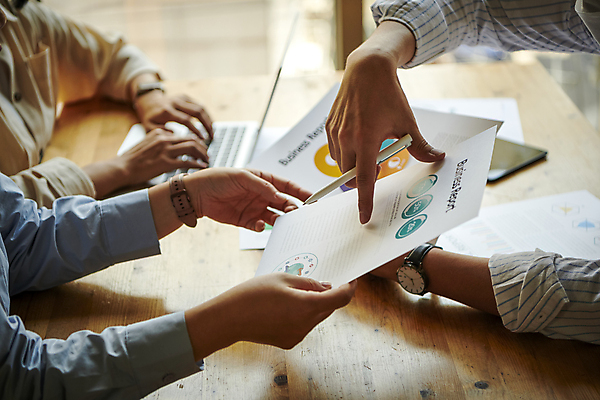 포토 JPG 손 여자 비즈니스 회의 협력 직장 실내 한명 들기 근접촬영 상반신 20대 성인 옆모습 신체부위 비즈니스라이프 사무실 볼펜 자료 한국인 가리킴 잡기 업무 비즈니스맨 비즈니스우먼 창가 회의실 보고서 문서 성인여자한명만 국내포토 1 라이프스타일 남자 뷰포인트 회사 창문 모션 사람 동양인 손짓 청년 내부 펜 작업 직장인 여자한명만 성인여자만 파일형식