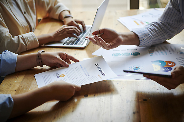 포토 JPG 손 여자 비즈니스 회의 협력 직장 실내 한명 들기 손짓 근접촬영 상반신 20대 성인 옆모습 신체부위 비즈니스라이프 노트북 태블릿 사무실 자료 한국인 타이핑 업무 비즈니스맨 비즈니스우먼 회의실 보고서 문서 성인여자한명만 국내포토 1 라이프스타일 남자 뷰포인트 회사 모션 사람 동양인 청년 내부 전자제품 스마트기기 작업 직장인 여자한명만 성인여자만 파일형식