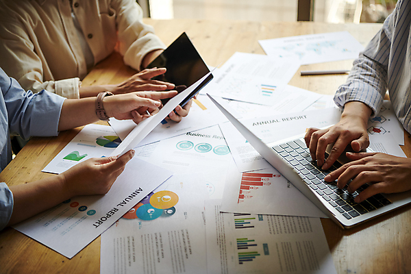 포토 JPG 손 여자 남자 40대 중년 비즈니스 회의 협력 직장 실내 들기 근접촬영 상반신 20대 성인 옆모습 신체부위 세명 비즈니스라이프 노트북 태블릿 사무실 자료 한국인 가리킴 타이핑 업무 비즈니스맨 비즈니스우먼 회의실 보고서 문서 국내포토 라이프스타일 뷰포인트 회사 모션 사람 동양인 손짓 청년 내부 전자제품 스마트기기 작업 직장인 파일형식