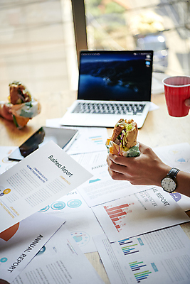 포토 JPG 손 비즈니스 회의 협력 직장 실내 샌드위치 들기 근접촬영 신체부위 비즈니스라이프 노트북 사무실 자료 업무 비즈니스맨 비즈니스우먼 먹기 창가 회의실 보고서 문서 콜라 점심식사 플라스틱컵 국내포토 라이프스타일 여자 남자 음식 뷰포인트 회사 창문 모션 사람 내부 컵 전자제품 식사 작업 직장인 플라스틱 탄산음료 파일형식