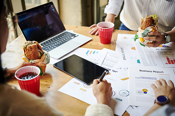 포토 JPG 손 여자 남자 비즈니스 회의 협력 직장 실내 샌드위치 들기 근접촬영 상반신 20대 성인 두명 앞모습 뒷모습 신체부위 비즈니스라이프 노트북 태블릿 사무실 자료 한국인 업무 비즈니스맨 비즈니스우먼 먹기 회의실 보고서 문서 콜라 점심식사 플라스틱컵 성인만 국내포토 라이프스타일 음식 뷰포인트 회사 모션 사람 동양인 청년 내부 컵 전자제품 스마트기기 식사 작업 직장인 플라스틱 탄산음료 파일형식