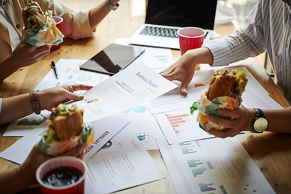 포토 JPG 손 여자 남자 비즈니스 회의 협력 직장 실내 샌드위치 들기 근접촬영 상반신 20대 성인 두명 옆모습 신체부위 비즈니스라이프 노트북 태블릿 사무실 자료 한국인 업무 비즈니스맨 비즈니스우먼 회의실 보고서 문서 콜라 점심식사 플라스틱컵 성인만 국내포토 라이프스타일 음식 뷰포인트 회사 모션 사람 동양인 청년 내부 컵 전자제품 스마트기기 식사 작업 직장인 플라스틱 탄산음료 파일형식