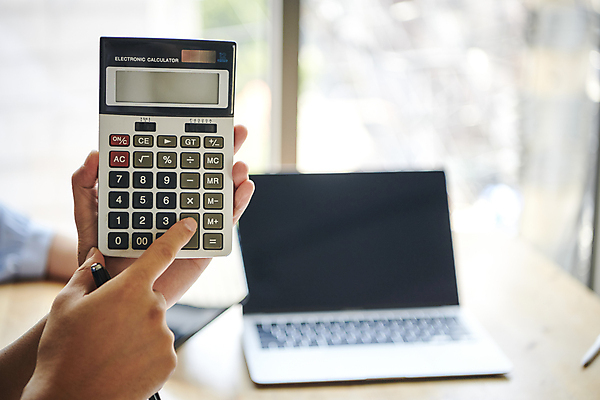 포토 JPG 손 비즈니스 회의 직장 실내 들기 근접촬영 아웃포커스 신체부위 비즈니스라이프 노트북 사무실 계산기 업무 비즈니스우먼 누름 보여주기 국내포토 라이프스타일 여자 뷰포인트 회사 모션 문구용품 촬영기법 사람 내부 전자제품 장비 작업 직장인 파일형식