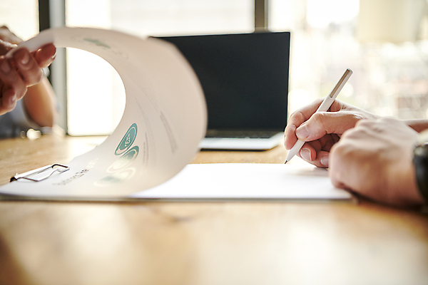 포토 JPG 손 비즈니스 회의 협력 직장 실내 협상 들기 근접촬영 아웃포커스 신체부위 비즈니스라이프 사무실 볼펜 자료 기록 업무 비즈니스맨 비즈니스우먼 회의실 보고서 문서 서류판 사인_서명 국내포토 라이프스타일 여자 남자 뷰포인트 회사 모션 촬영기법 사람 내부 펜 사무용품 작업 직장인 서명 파일형식