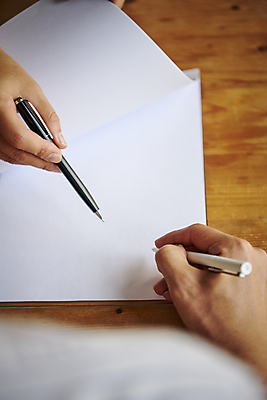 포토 JPG 손 종이 비즈니스 회의 협력 직장 실내 협상 들기 근접촬영 신체부위 비즈니스라이프 볼펜 자료 가리킴 기록 업무 비즈니스맨 비즈니스우먼 소프트포커스 회의실 보고서 문서 사인_서명 국내포토 라이프스타일 여자 남자 뷰포인트 회사 모션 촬영기법 사람 손짓 내부 펜 작업 직장인 서명 파일형식