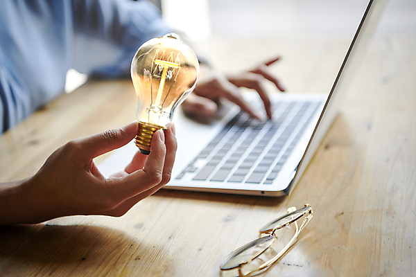 포토 JPG 여자 안경 비즈니스 전구 아이디어 직장 실내 한명 들기 근접촬영 상반신 20대 성인 옆모습 아웃포커스 신체부위 비즈니스라이프 노트북 사무실 한국인 타이핑 업무 비즈니스우먼 성인여자한명만 국내포토 1 라이프스타일 잡화 뷰포인트 컨셉 회사 모션 촬영기법 사람 동양인 청년 내부 전자제품 작업 직장인 여자한명만 성인여자만 파일형식