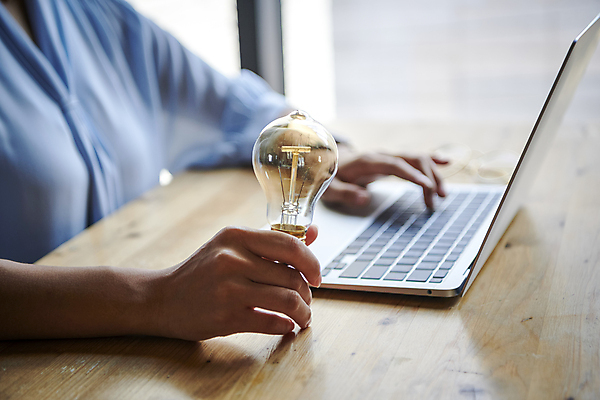 포토 JPG 여자 비즈니스 전구 아이디어 직장 실내 한명 들기 근접촬영 상반신 20대 성인 옆모습 아웃포커스 비즈니스라이프 노트북 사무실 한국인 타이핑 업무 비즈니스우먼 창가 성인여자한명만 국내포토 1 라이프스타일 뷰포인트 컨셉 회사 창문 모션 촬영기법 사람 동양인 청년 내부 전자제품 작업 직장인 여자한명만 성인여자만 파일형식