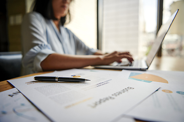 포토 JPG 여자 비즈니스 직장 실내 한명 근접촬영 상반신 20대 성인 옆모습 아웃포커스 비즈니스라이프 노트북 사무실 볼펜 자료 한국인 타이핑 업무 비즈니스우먼 창가 보고서 문서 성인여자한명만 국내포토 1 라이프스타일 뷰포인트 회사 창문 촬영기법 사람 동양인 청년 내부 전자제품 펜 작업 직장인 여자한명만 성인여자만 파일형식