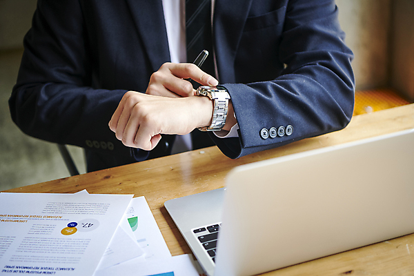 포토 JPG 남자 비즈니스 직장 실내 한명 정장 근접촬영 상반신 20대 성인 앞모습 비즈니스라이프 노트북 사무실 자료 한국인 가리킴 시간 업무 비즈니스맨 손목시계 확인 보고서 문서 시계보기 성인남자한명만 국내포토 1 라이프스타일 옷 뷰포인트 시계 회사 장신구 사람 동양인 손짓 청년 내부 전자제품 작업 직장인 남자한명만 성인남자만 파일형식