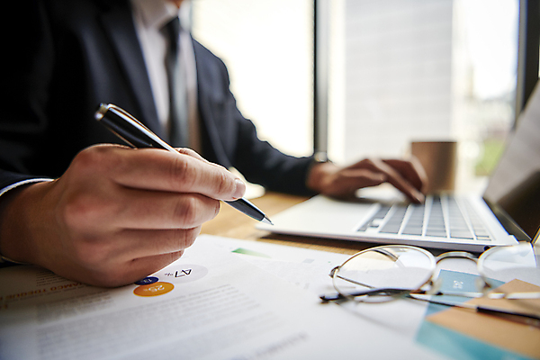 포토 JPG 남자 안경 비즈니스 직장 실내 한명 들기 정장 근접촬영 상반신 20대 성인 옆모습 아웃포커스 비즈니스라이프 노트북 사무실 볼펜 자료 한국인 업무 비즈니스맨 창가 보고서 문서 성인남자한명만 국내포토 1 라이프스타일 잡화 옷 뷰포인트 회사 창문 모션 촬영기법 사람 동양인 청년 내부 전자제품 펜 작업 직장인 남자한명만 성인남자만 파일형식