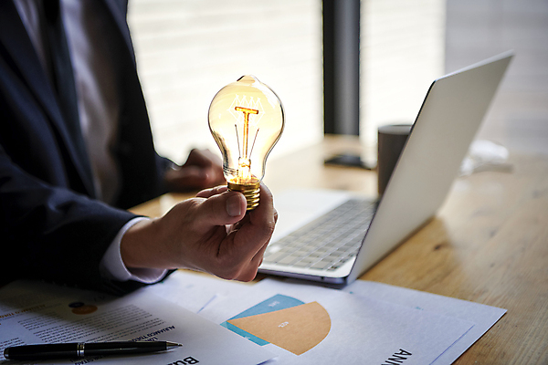 포토 JPG 남자 비즈니스 전구 아이디어 직장 실내 한명 들기 근접촬영 상반신 20대 성인 옆모습 아웃포커스 비즈니스라이프 노트북 사무실 자료 한국인 업무 비즈니스맨 창가 보고서 문서 보여주기 성인남자한명만 국내포토 1 라이프스타일 뷰포인트 컨셉 회사 창문 모션 촬영기법 사람 동양인 청년 내부 전자제품 작업 직장인 남자한명만 성인남자만 파일형식