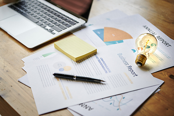 포토 JPG 비즈니스 전구 직장 실내 근접촬영 사람없음 비즈니스라이프 노트북 빛 사무실 볼펜 업무 보고서 포스트잇 문서 회의자료 국내포토 라이프스타일 뷰포인트 회사 내부 전자제품 펜 자료 메모지 작업 파일형식