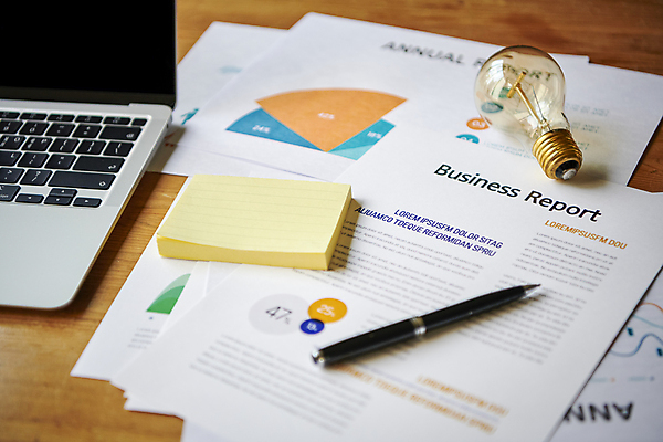 포토 JPG 비즈니스 전구 직장 실내 근접촬영 사람없음 비즈니스라이프 노트북 사무실 볼펜 업무 보고서 포스트잇 문서 회의자료 국내포토 라이프스타일 뷰포인트 회사 내부 전자제품 펜 자료 메모지 작업 파일형식