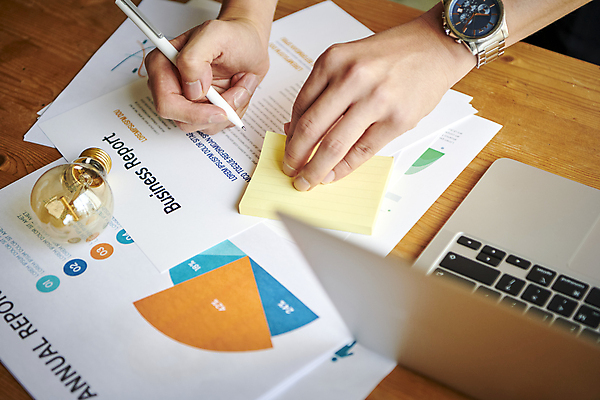 포토 JPG 손 비즈니스 전구 직장 실내 들기 근접촬영 신체부위 비즈니스라이프 노트북 사무실 볼펜 자료 기록 업무 비즈니스맨 보고서 포스트잇 문서 국내포토 라이프스타일 남자 뷰포인트 회사 모션 사람 내부 전자제품 펜 메모지 작업 직장인 파일형식