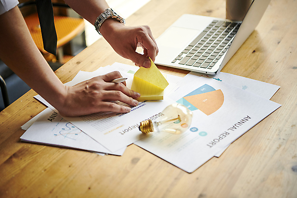 포토 JPG 손 비즈니스 전구 직장 실내 근접촬영 신체부위 비즈니스라이프 노트북 사무실 볼펜 자료 잡기 업무 비즈니스맨 보고서 포스트잇 문서 뜯기 국내포토 라이프스타일 남자 뷰포인트 회사 모션 사람 내부 전자제품 펜 메모지 작업 직장인 파일형식