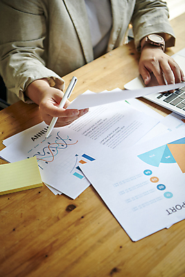 포토 JPG 여자 40대 중년 비즈니스 직장 실내 한명 들기 근접촬영 상반신 옆모습 비즈니스라이프 노트북 사무실 볼펜 자료 한국인 업무 비즈니스우먼 보고서 포스트잇 문서 서류검토 중년여자한명만 국내포토 1 라이프스타일 뷰포인트 회사 모션 사람 동양인 성인 내부 전자제품 펜 메모지 작업 직장인 확인 여자한명만 중년여자만 파일형식